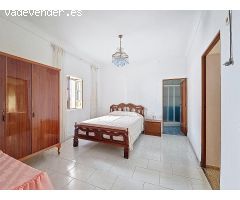 ¡Oportunidad Única en Almodóvar del Río! Casa para reformar con encanto y terreno!!!