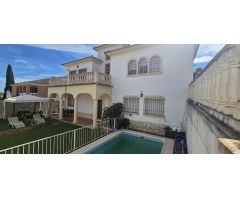 Impresionante Chalet en Urbanización Encinares de Alcolea con Piscina y Amplias Estancias