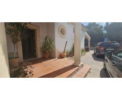 Impresionante Chalet en Urbanización Encinares de Alcolea con Piscina y Amplias Estancias