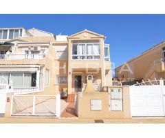 ALQUILER DE LARGA TEMPORADA - PLANTA BAJA CON JARDÍN PRIVADO, PISCINA, URB. BAÑOS DE EUROPA