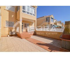 ALQUILER DE LARGA TEMPORADA - PLANTA BAJA CON JARDÍN PRIVADO, PISCINA, URB. BAÑOS DE EUROPA