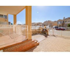 ALQUILER DE LARGA TEMPORADA - PLANTA BAJA CON JARDÍN PRIVADO, PISCINA, URB. BAÑOS DE EUROPA