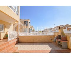 ALQUILER DE LARGA TEMPORADA - PLANTA BAJA CON JARDÍN PRIVADO, PISCINA, URB. BAÑOS DE EUROPA