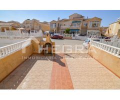 ALQUILER DE LARGA TEMPORADA - PLANTA BAJA CON JARDÍN PRIVADO, PISCINA, URB. BAÑOS DE EUROPA