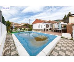 Chalet de una planta en Otura con jardín, piscina y terraza