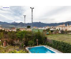 Chalet de una planta en Otura con jardín, piscina y terraza