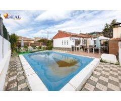 Chalet de una planta en Otura con jardín, piscina y terraza