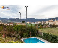 Chalet de una planta en Otura con jardín, piscina y terraza