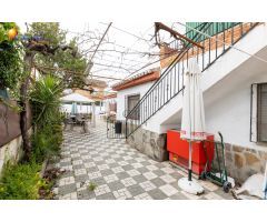 Chalet de una planta en Otura con jardín, piscina y terraza
