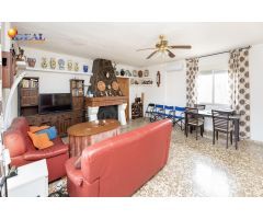 Chalet de una planta en Otura con jardín, piscina y terraza