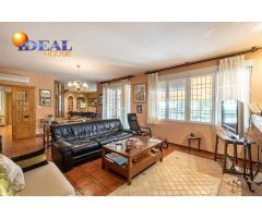 Casa con Gran Parcela en La Zubia