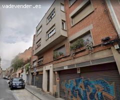Local comercial en Gràcia de 136 m2 + 15 m2 de patio con vado, cerca del metro de Vallcarca.