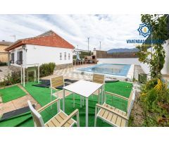 Chalet de una planta en Otura con jardín, piscina y terraza