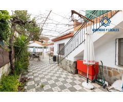 Chalet de una planta en Otura con jardín, piscina y terraza
