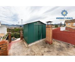 Chalet de una planta en Otura con jardín, piscina y terraza