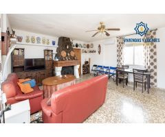 Chalet de una planta en Otura con jardín, piscina y terraza