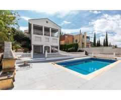 Espectacular chalet en Monachil con piscina y vistas a la ciudad