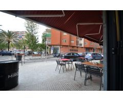 Negocio de restaurante-bar en funcionamiento en local esquinero de 402 m2