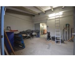 Nave con negocio de planchistería, pintura y complementos de vehículos.