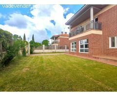Chalet Unifamiliar con parcela de 393 m2 ubicada en el núcleo urbano zona “El pino” de Laguna de Due
