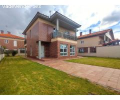 Chalet Unifamiliar con parcela de 393 m2 ubicada en el núcleo urbano zona “El pino” de Laguna de Due