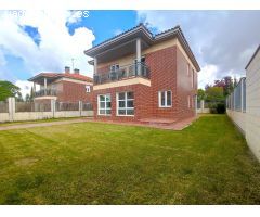 Chalet Unifamiliar con parcela de 393 m2 ubicada en el núcleo urbano zona “El pino” de Laguna de Due