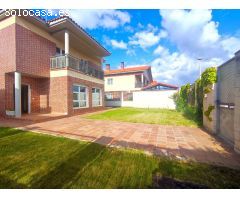 Chalet Unifamiliar con parcela de 393 m2 ubicada en el núcleo urbano zona “El pino” de Laguna de Due