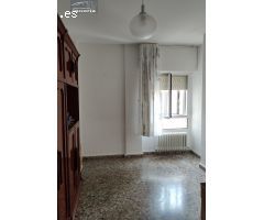 Grupo La Noria vende amplio piso de 4 dormitorios, 2 baños y garaje en zona centro-ayuntamiento
