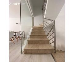 Adosado con terraza y solarium en una zona residencial de Pont dInca.