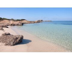 COLONIA DE SANT JORDI: PLANTA BAJA A 15 METROS DE LA PLAYA !!!