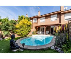 CASA ADOSADA CON PISCINA PRIVADA Y GARAJE