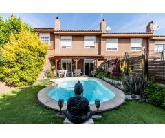 CASA ADOSADA CON PISCINA PRIVADA Y GARAJE