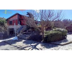 Chalet en perfecto estado con piscina en Urbanización Valdelobos