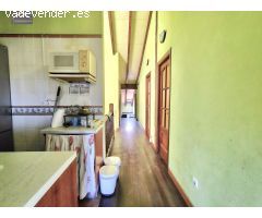 CASA PAREADA CON GRAN PARCELA.