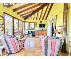 CASA PAREADA CON GRAN PARCELA.