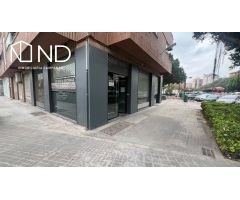 Se alquila local esquinero con 10 puertas a tres calles !!