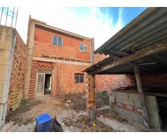 CASA EN OBRA  PARA FINALIZAR CONSTRUCCION CON GRANDES POSIBILIDADES + TERRENO A POCA DISTANCIA