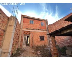 CASA EN OBRA  PARA FINALIZAR CONSTRUCCION CON GRANDES POSIBILIDADES + TERRENO A POCA DISTANCIA