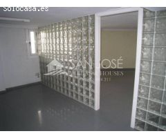 VENTA  DE LOCAL EN NOVELDA CON MUCHAS OFICINAS, ESQUINA A DOS CALLES, BUEN PRECIO