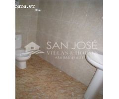 Inmobiliaria San Jose Villas and Houses vende oficina en Aspe