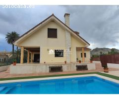 SE VENDE CHALET DE LUJO EN EN EXCELENTE ESTADO EN URBANIZACIÓN DE ASPE