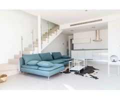 Villa con piscina propia y gran solárium con vistas panorámicas al mar