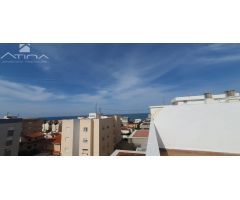 Viva a un paso del mar en un ático con encanto situado en tercera linea playa Daimús