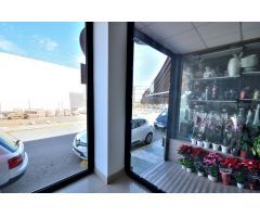 Local comercial listo para entrar y abrir negocio en zona comercial de La Gangosa, junto a Terriza