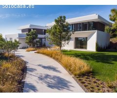 SE VENDE; IMPRESIONANTE VILLA CON VISTAS PANORÁMICAS JUNTO A LA ZAGALETA. BENAHAVIS.