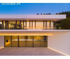SE VENDE; IMPRESIONANTE VILLA CON VISTAS PANORÁMICAS JUNTO A LA ZAGALETA. BENAHAVIS.