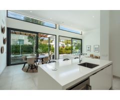 Casa completamente remodelada en la comunidad privada de Arboleda, Nueva Milla de Oro