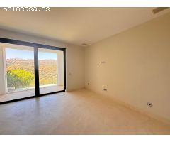 Villa de Estilo Contemporáneo con Impresionantes Vistas en Los Arqueros, Benahavís