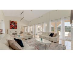 Villa de Lujo en Primera Línea de Golf en Los Arqueros, Benahavis