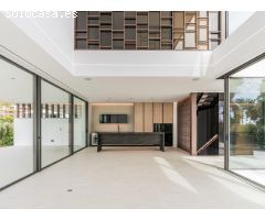 Villa moderna a estrenar situada cerca de la playa, en prestigiosa zona de la Milla de Oro, Marbella